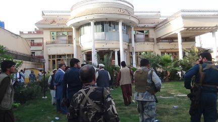 Des forces de sécurité interviennent dans l'école de sage-femmes à&nbsp;Jalalabad (Afghanistan), le 28 juillet 2018. (STRINGER / AFP)