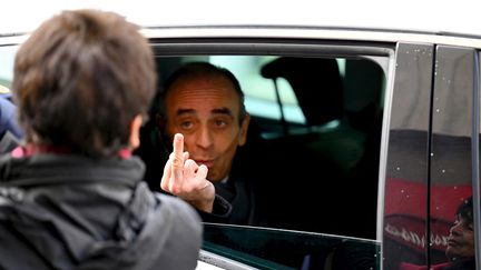 Eric Zemmour fait un doigt d'honneur à l'encontre d'une femme à Marseille, le 27 novembre 2021. (NICOLAS TUCAT / AFP)