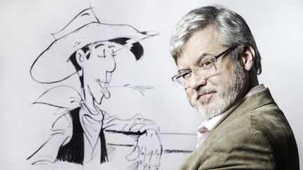 Le dessinateur Hervé Darmenton, alias Achdé, au côté du personnage de Lucky Luke en 2016. (JOEL SAGET / AFP)