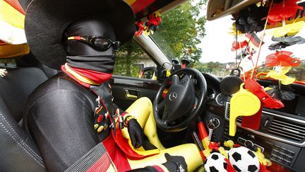 Ce chauffeur de taxi allemand supporte son &eacute;quipe de football et cela se voit, Ramstein (Allemagne), le 6 juillet 2014. (RALPH ORLOWSKI / REUTERS)