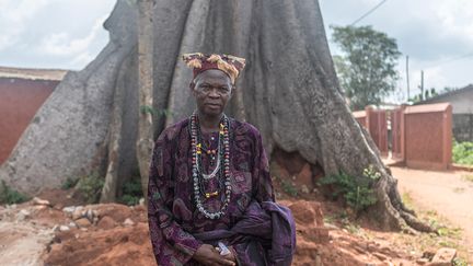 Le roi Tê Houeyi Migan XIV, descendant d'une longue dynastie de dignitaires locaux, se réjouit aussi de cette situation. C'est sur la forêt sacrée de ses ancêtres que les colons français ont fait construire la cathédrale et le palais des gouverneurs à la fin XIXe siècle. Sur l'une des trois places réhabilitées récemment proches de son palais, un kapokier centenaire a survécu. "C'est un arbre sacré. Des esprits y habitent. Nous y faisons des sacrifices tous les cinq ans lors d'une grande fête" qui aura lieu fin février en 2020, explique le roi. Pour lui, cette manifestation a une toute autre allure depuis que les murs en terre qui bordent la place, autrefois en ruine, ont été remis en état.&nbsp; &nbsp; &nbsp; &nbsp;&nbsp; (YANICK FOLLY / AFP)