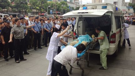 &nbsp; (Des urgentistes emmènent des corps calcinés à l'hôpital de Shanghai, après l'explosion d'une usine dans l'Est de la Chine. © MaxPPP/RAY YOUNG)