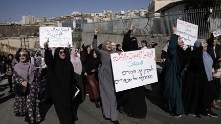 Des arabes israéliens manifestent en soutien aux prisonniers palestiniens détenus en Israël, à Umm Al-Fahm, en Israël, le samedi 3 août 2024. (MAHMOUD ILLEAN/AP / SIPA)