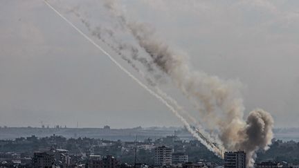 Des roquettes sont tirées depuis le territoire palestinien de la bande de Gaza, le 10 octobre 2023. (SAHER ALGHORRA / MIDDLE EAST IMAGES / AFP)