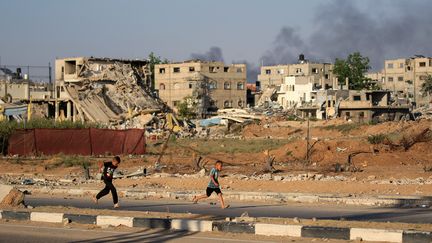 De jeunes Palestiniens près du camp d'al-Boureij, dans le centre de la bande de Gaza, le 5 juin 2024. (EYAD BABA / AFP)