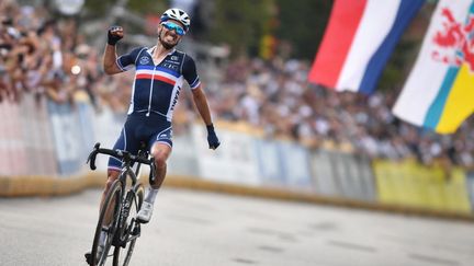 Le Français Julian Alaphilippe sur la ligne d'arrivée des Championnats du monde à Louvain, dimanche 26 septembre. (DAVID STOCKMAN / BELGA MAG / AFP)