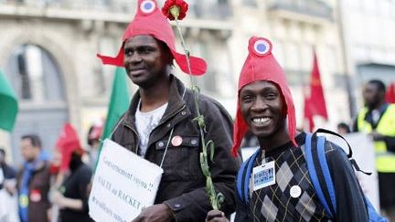 A Paris, un 1er mai citoyen avec des bonnets phrygiens très symboliques de l'attachement à la République. (AFP PHOTO / THOMAS SAMSON)