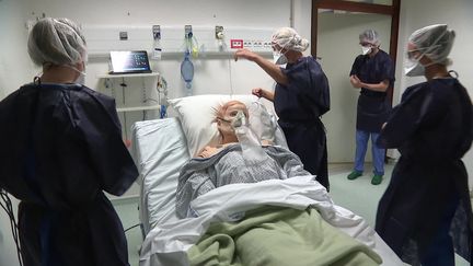 Les infirmiers de l’hôpital de Chambéry se forment pour soutenir les services de réanimation