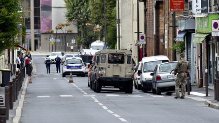 Un soldat patrouille lors d'une opération antiterroriste à Villejuif (Val-de-Marne), le 6 septembre 2017. (CITIZENSIDE / PATRICE PIERROT / AFP)