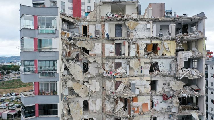 Une vue aérienne d'un bâtiment endommagé à Adana, en Turquie, après un tremblement de terre, le 6 février 2023. (OGUZ YETER / ANADOLU AGENCY / AFP)