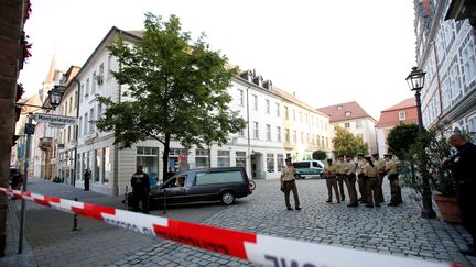 Un quartier d'Ansbach (Allemagne)&nbsp;est bouclé, le 25 juillet 2016, après l'attentat-suicide d'un homme se revendiquant du groupe Etat islamique. (MICHAELA REHLE / REUTERS)