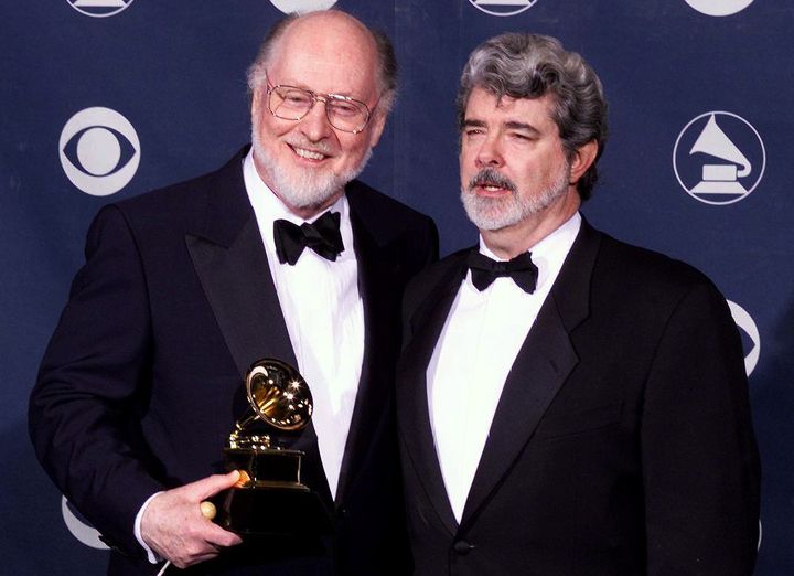 Le compositeur des musiques de Star Wars John Williams avec George Lucas, cérateur de la saga à l'occasion du Grammy Award pour la meilleure composition instrumentale obtenu en 1999.
 (VINCE BUCCI / AFP)