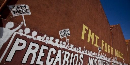 «Dehors, le Fonds monétaire international ! Ils veulent des précaires, ils auront des rebelles» : slogan contestataire apposé sur un mur de Lisbonne au moment de la négociation d’une aide internationale au Portugal, en avril 2011. (PHOTO / PATRICIA DE MELO MOREIRA)