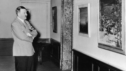 Photo non dat&eacute;e d'Adolf Hitler lors d'une exposition de tableaux. (SNEP / AFP)