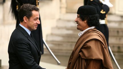 Nicolas Sarkozy re&ccedil;oit&nbsp;Mouammar Kadhafi, le 10 d&eacute;cembre 2007, sur le perron de l'Elys&eacute;e, &agrave; Paris.&nbsp; ( JACKY NAEGELEN / REUTERS)