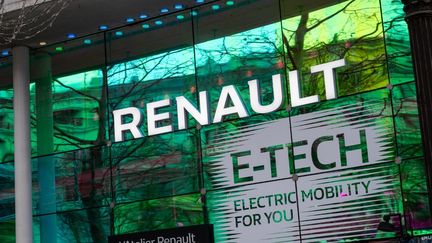 La vitrine&nbsp;de la boutique Renault sur les Champs-Elysées à Paris le 5 février 2021. (RICCARDO MILANI / HANS LUCAS / AFP)