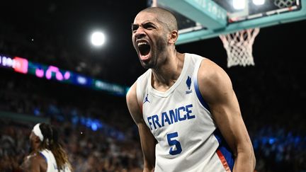 L'ancien capitaine et ailier de l'équipe de France de basket, Nicolas Batum, lors de la demi-finale des Jeux Olympiques de Paris contre les Etats-Unis, le 8 août 2024. (ARIS MESSINIS / AFP)