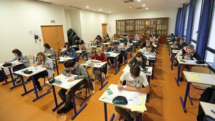 Des élèves de troisième en plein examen du brevet, en juin 2016 (illustration). (FRANCOIS DESTOC / MAXPPP)