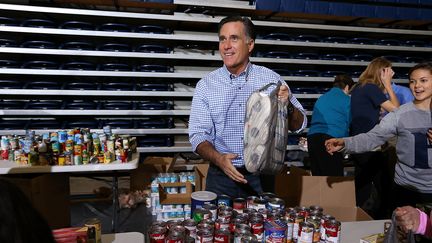 J-7 #TEAMROMNEY A 700 km de la Maison Blanche, Mitt Romney aide &agrave; collecter des vivres pour les victimes de l'ouragan Sandy, &agrave; Kettering (Ohio), le 30 octobre 2012. (JUSTIN SULLIVAN / GETTY IMAGES NORTH AMERICA)