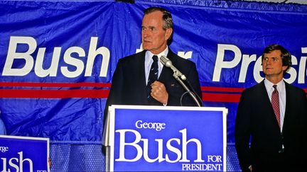 Bush et&nbsp;Lee Atwater,&nbsp;son directeur de campagne, après une victoire pour les primaires, à New Hampshire, le 17 février 1988. (RON SACHS / MAXPPP)