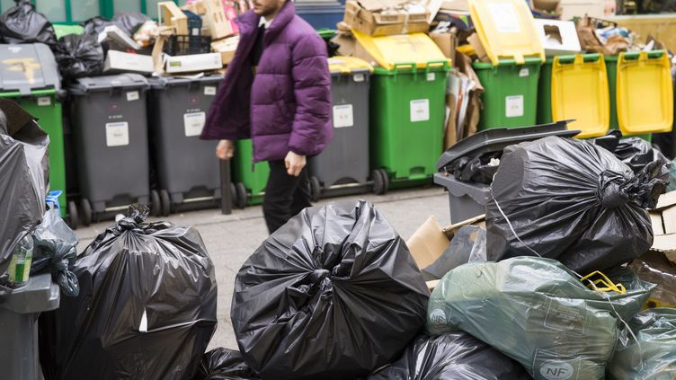 Garbage cans piled up in a street in Paris, March 13, 2023. (ERIC BRONCARD / HANS LUCAS / AFP)