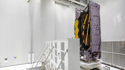 Le télescope spatial James Webb au Centre spatial guyanais, à Kourou, en Guyane française, le 5 novembre 2021. (JODY AMIET / AFP)