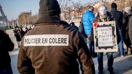 Policiers en colère : leurs compagnes manifestent pour réclamer plus de moyens