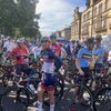 Les coureurs amateurs du monde entier attendent avant le départ du Gran Fondo des Mondiaux de Glasgow à Perth, le 4 août 2023. ((Franceinfo: sport))