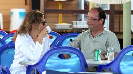 Le couple pr&eacute;sidentiel &agrave; la plage de Bormes-les-Mimosas (Var), le&nbsp;5 ao&ucirc;t 2012. (ALAIN ROBERT / SIPA)