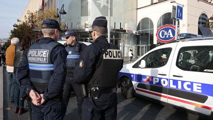 Des policiers devant un centre commercial de Nice (Alpes-Maritimes), le 14 novembre 2015. (ERIC GAILLARD / REUTERS)