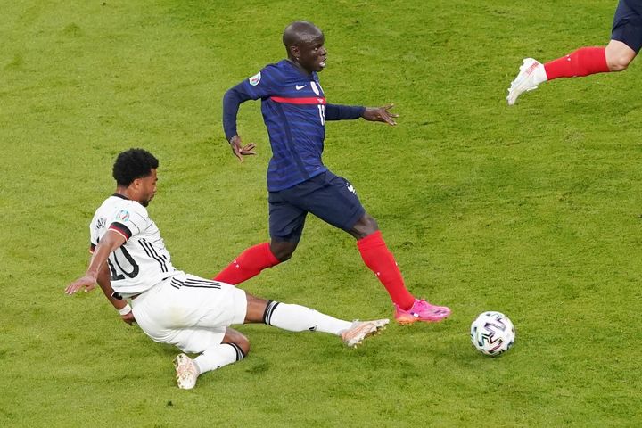 Ngolo Kanté (en bleu) face à l'Allemagne, le 16 juin 2021. (ANDRE WEENING / AFP)