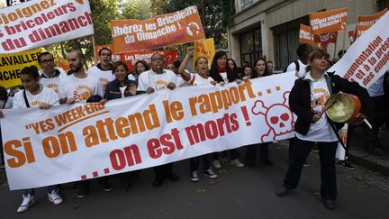 Des militants du mouvement "les Bricoleurs du dimanche" manifestent &agrave; Paris, le 2 octobre 2013. (THOMAS SAMSON / AFP)