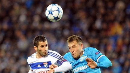 Le Lyonnais Maxime Gonalon (gauche) face &agrave; l'attaquant p&eacute;tersbourgeois Artem Dzyuba, mardi 20 octobre, &agrave; Saint-P&eacute;tersbourg.&nbsp; (OLGA MALTSEVA / AFP)