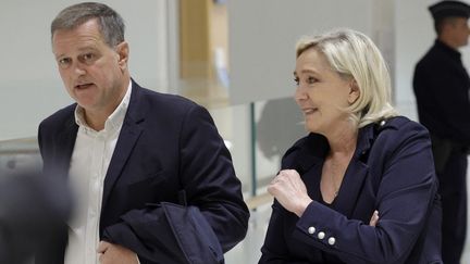 Le vice-président du Rassemblement national Louis Aliot et l'ancienne présidente du parti, Marine Le Pen, au tribunal judiciaire de Paris, le 13 novembre 2024. (GEOFFROY VAN DER HASSELT / AFP)