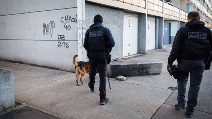 Des policiers mènent une opération contre le trafic de drogue, le 29 novembre 2023 à Marseille. (CLEMENT MAHOUDEAU / AFP)