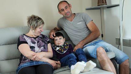 Nolan et ses parents, en juin 2017. L'enfant est&nbsp;mort le 14 septembre 2019. Il avait&nbsp;consommé un steak&nbsp;haché contaminé par la bactérie E. coli en 2011. (AURELIE LADET / LE PARISIEN / MAXPPP)