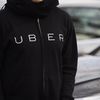 Un chauffeur arbore un tee-shirt Uber lors d'une manifestation de VTC, place de la Nation à Paris, le 9 février 2016. (GEOFFROY VAN DER HASSELT / AFP)