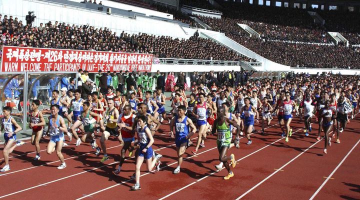 Sur cette photo, des participants au 26ème marathon de Pyongyang, en Corée du Nord, en 2015, organisé par l'Association internationale des fédérations d'athlétisme. (KCNA / REUTERS)