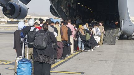 Des&nbsp;personnes évacuées par l'armée américaine, à l'aéroport de Kaboul (Afghanistan), le 18 août 2021. (EYEPRESS NEWS / AFP)