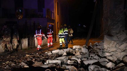 Des secouristes traversent les décombres après le séisme à Visso (Italie), le 26 octobre 2016. (MATTEO CROCCHIONI /AP / SIPA)