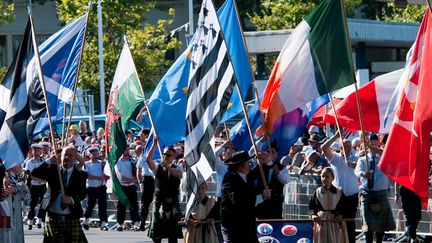 Les portes-drapeaux des nations celtes défilent dans les rues de Lorient (Morbihan) lors de la Grande Parade 2015.
 (Bozeanne Davis)