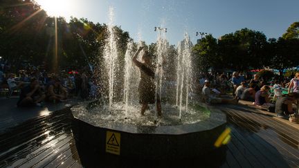 Une femme se rafraîchit dans une fontaine de Melbourne, le&nbsp;24 janvier 2019, en marge de l'Open d'Australie. (FRANK MOLTER / DPA / AFP)