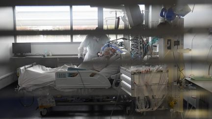 Un patient atteint du Covid-19 dans un service de réanimation à l'hôpital de Strasbourg (Bas-Rhin), le 22 octobre 2020.&nbsp; (FREDERICK FLORIN / AFP)