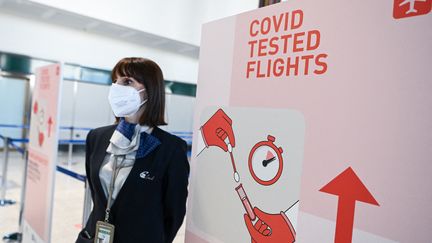 Une zone de tests Covid-19 est installée à l'aéroport de Milan-Malpensa, en Italie, le 3 avril 2021. (PIERO CRUCIATTI / AFP)