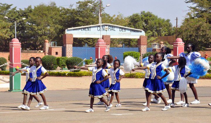 Des écolières défilent à Ouagadougou pour le 52e anniversaire de l'indépendance. Certaines d'entre elles seront contraintes d'abandonner l'école avant la fin de leur cycle d'études pour être mariées de force.  (Photo AFP/Ahmed Ouaba)