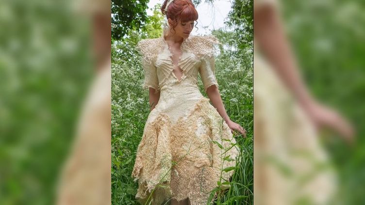 Mode : la créatrice Zena Holloway confectionne des robes avec des racines de germes de blé