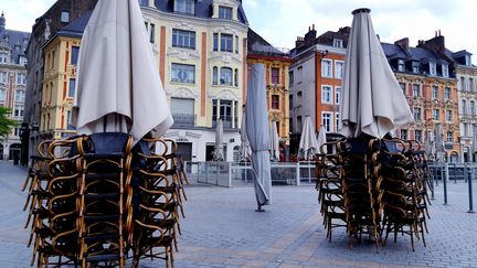 Une terrasse de restaurant, fermée, à Lille, sur la Grand-Place, pendant le confinement (photo d'illustration). (STÉPHANE BARBEREAU / RADIO FRANCE)