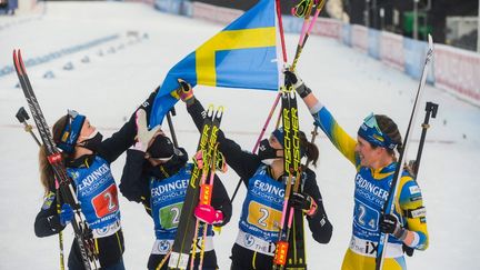 Les Suédoises Elvira Oberg, Linn Persson, Hanna Oberg et Mona Brorsson remportent le relais féminin lors de la Coupe du monde de Nove Mesto, le 4 mars 2021. (MICHAL CIZEK / AFP)