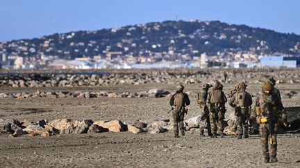 Des soldats français qui participent dimanche 26 février à cet exercice militaire de grande envergure appelé "Orion", à Frontignan (Hérault). (SYLVAIN THOMAS / AFP)