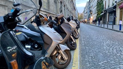 Des deux-roues stationnés à Paris.&nbsp; (SÉBASTIEN SABIRON / RADIOFRANCE)